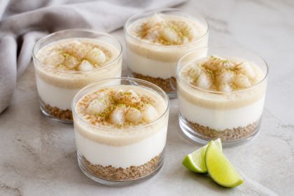 Cherimoya-Creme mit Quark, Joghurt und Haferkeksboden im Glas