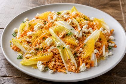 Chicorée-Linsen-Salat mit Orange, Möhre, Feta und Haselnüssen