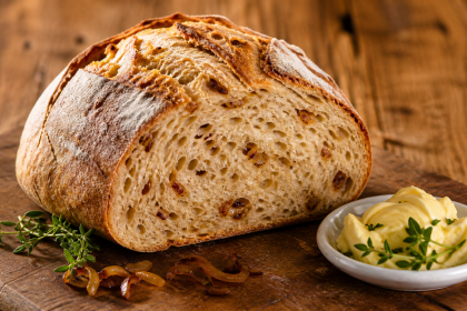 Frisch gebackenes Craftbeer-Zwiebel-Brot mit Kräutern