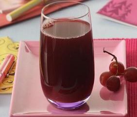 Fruchtsäfte aus Aronia, Cranberries oder Granatapfel wirken sich positiv auf den Fettstoffwechsel aus. Foto: VdF