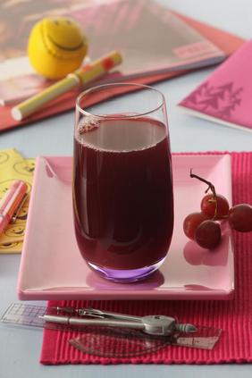 Fruchtsäfte aus Aronia, Cranberries oder Granatapfel wirken sich positiv auf den Fettstoffwechsel aus. Foto: VdF