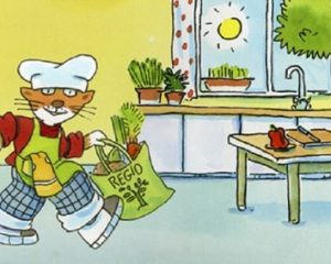 Eine gezeichnete Katze mit Kochmütze und Schürze trägt zwei mit Gemüse und Obst gefüllte Beutel mit der Aufschrift Bio und Regio zu einem Küchentisch auf dem Schneidebrett, Messer, Schüsseln und eine Paprika liegen. Im Hintergrund sind eine Spüle und ein Fenster mit Ausblick auf einen Baum und die Sonne.