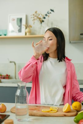 Frau hält ein Modell des menschlichen Darms