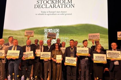 Vertreter europäischer Bauern- und Genossenschaftsverbände mit Schildern vor der Präsentation der Stockholmer Erklärung.