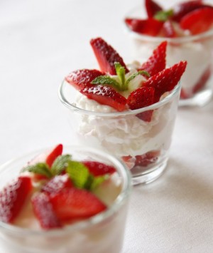 Griechischer Joghurt mit frischen Erdbeeren in Dessertgläsern