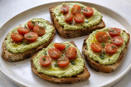 Geröstetes Vollkornbrot mit Dicke-Bohnen-Creme, Tomaten und Bohnenkraut