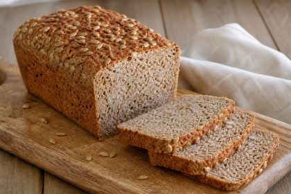 Aufgeschnittenes Dinkel-Vollkornbrot mit Sonnenblumenkernen