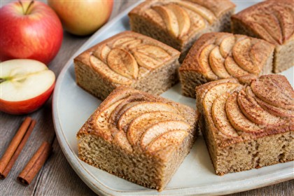 Saftiger Apfelkuchen aus hellem und Vollkorn-Dinkelmehl mit Zimt