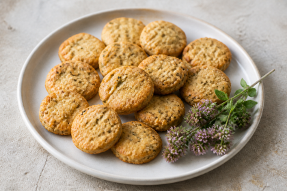Knusprige Dost-Käse-Taler mit frischem wildem Oregano