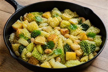 Pfannengericht mit Weißkohl, Spitzkohl, Wirsing, Kartoffeln und weißen Bohnen