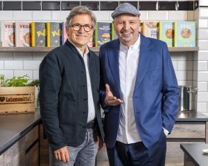 Pressefoto zur Partnerschaft von EDEKA und Johann Lafer in einer Küche.