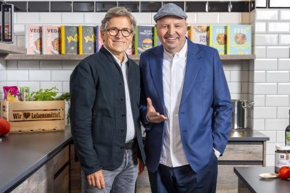 Pressefoto zur Partnerschaft von EDEKA und Johann Lafer in einer Küche.