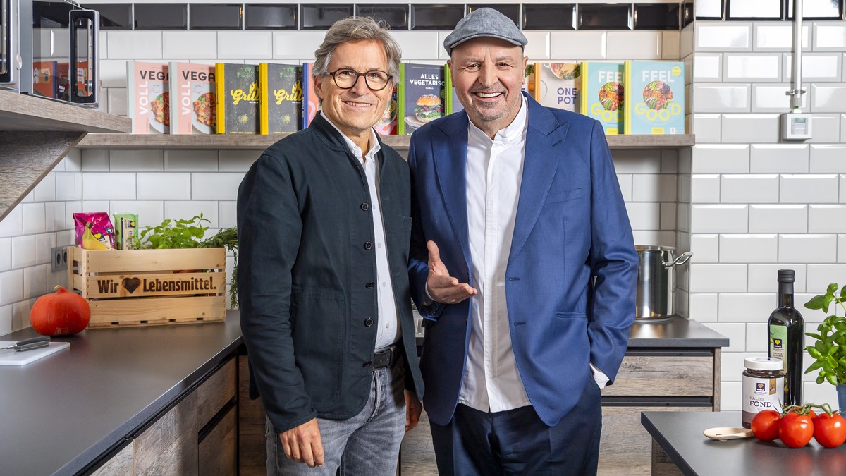 Pressefoto zur Partnerschaft von EDEKA und Johann Lafer in einer Küche.