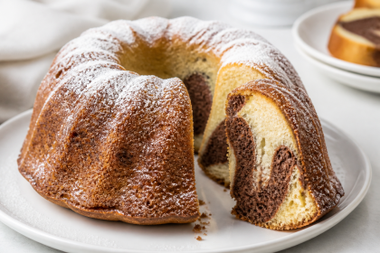 Saftiger Eierlikör-Marmorkuchen mit hellem und dunklem Teig