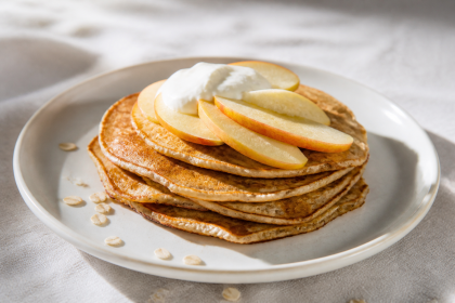 Goldgelbe Einkorn-Pfannkuchen mit Apfelspalten und Naturjoghurt