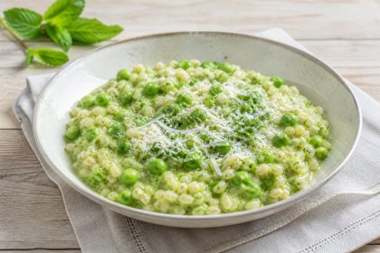 Cremiges Graupenrisotto mit grünen Erbsen, Minze und Hartkäse