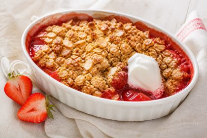Warmer Erdbeer-Hafer-Crumble mit Mandeln und Naturjoghurt