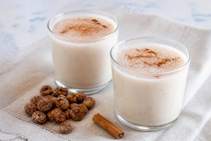 Gekühlter Erdmandel-Zimt-Drink in zwei Gläsern