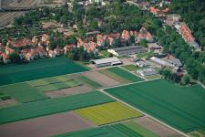 Luftaufnahme der Versuchsstation Julius Kühn mit dem Dauerfeldversuch Ewiger Roggen