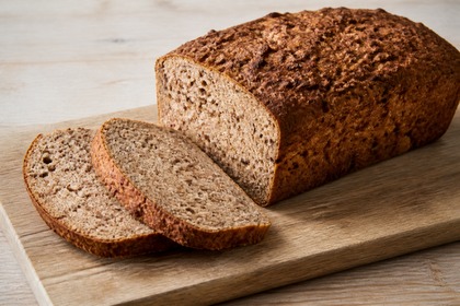 Aufgeschnittenes Ezechielbrot aus Vollkorngetreide, Linsen und Bohnen