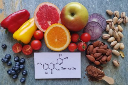 Obst, Gemüse und Nüsse neben einer Darstellung der Quercetin-Struktur