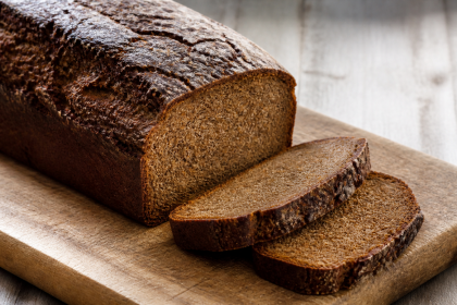 Dunkles finnisches Roggensauerteigbrot mit dichter saftiger Krume