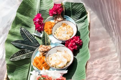Floating Breakfast im Pool im Hotel Sansibar: Hotel Green Ocean Zanzibar