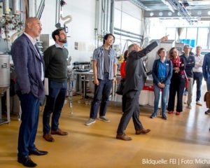 Reinhard Kohlus erläutert einer Besuchergruppe die Forschung an technischen Anlagen der Universität Hohenheim.