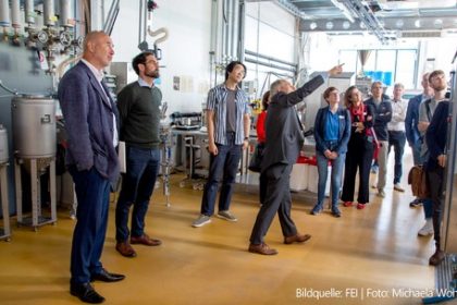 Reinhard Kohlus erläutert einer Besuchergruppe die Forschung an technischen Anlagen der Universität Hohenheim.