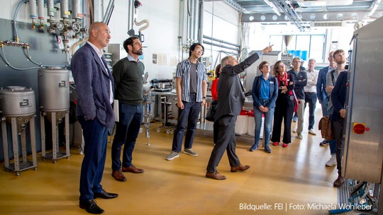 Reinhard Kohlus erläutert einer Besuchergruppe die Forschung an technischen Anlagen der Universität Hohenheim.