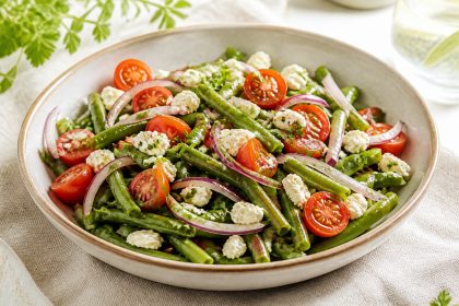Gekochter Gartenbohnen-Salat mit Tomaten, Feta und roter Zwiebel