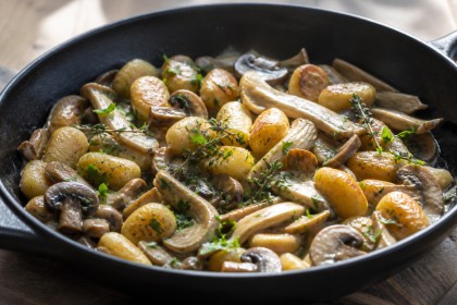 Gnocchi-Pfanne mit Champignons, Austernpilzen und Kräuterseitlingen