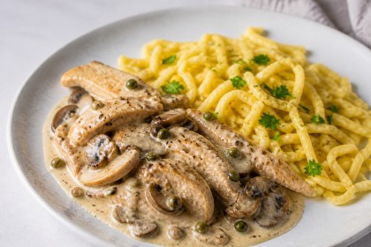 Hähnchengeschnetzeltes in Pfefferrahm mit Champignons und Spätzle