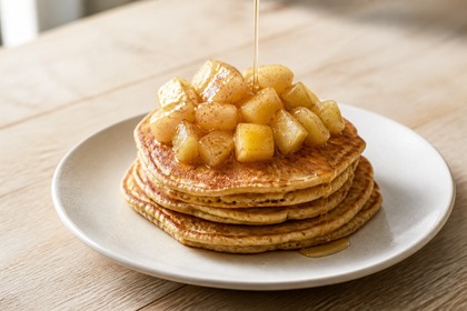 Hafer-Pancakes mit Apfelkompott und flüssigem Akazienhonig