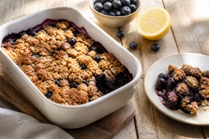 Heidelbeer-Dinkel-Crumble mit goldbraunen Haferstreuseln