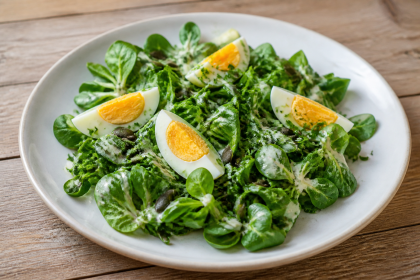 Feldsalat mit Hirtentäschel, gekochtem Ei und Kürbiskernen
