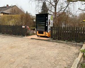 Hofladen Automaten: Flavura Automaten im Lütte Meierie Cafe mit Hofladen in Kratzeburg in Mecklenburg-Vorpommern