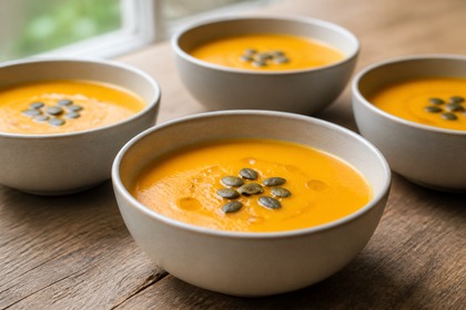 Cremige Hokkaido-Kürbissuppe mit gerösteten Kürbiskernen
