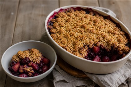 Gebackener Holunder-Apfel-Crumble mit goldbraunen Haferstreuseln
