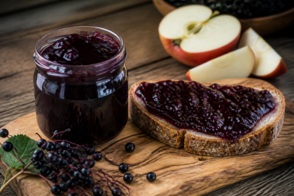 Dunkelrotes Holunderbeeren-Apfel-Gelee in kleinen Gläsern