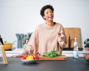 Malaika Mihambo trinkt Mineralwasser