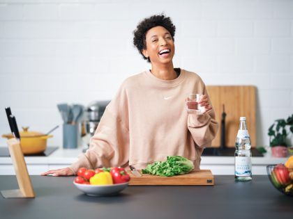 Malaika Mihambo trinkt Mineralwasser