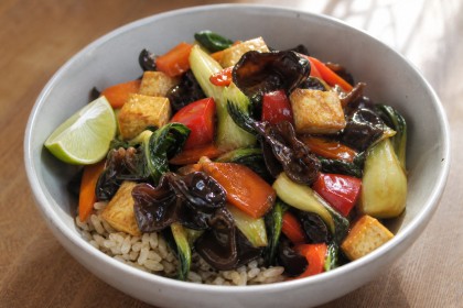Wokgericht mit Judasohrpilzen, Pak Choi, Paprika, Möhren und Tofu