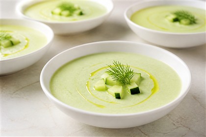Kalte Gurken-Avocado-Suppe mit Joghurt und Dill