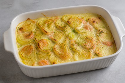 Goldbraunes Kartoffel-Lauch-Gratin mit vollständig erhitztem Räucherlachs