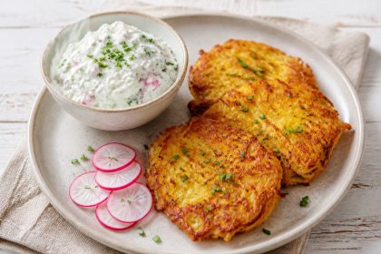 Goldbraune Kartoffelrösti mit Radieschen-Kräuterquark