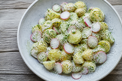 Kartoffelsalat mit Radieschen und fein gehackter Schafgarbe