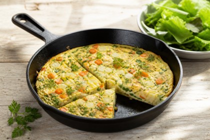 Frittata mit Kohlrabi, jungen Möhren, Frühlingszwiebeln und frischem Kerbel
