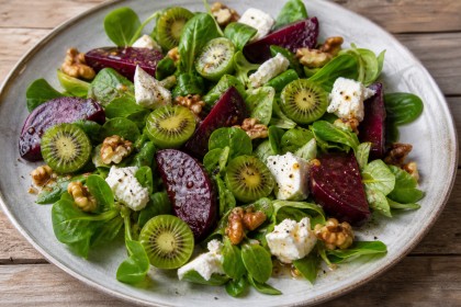 Feldsalat mit halbierten Kiwibeeren, Roter Bete, Ziegenkäse und Walnüssen