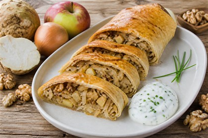 Herzhafter Knollensellerie-Apfel-Strudel mit Walnüssen und Schnittlauchdip